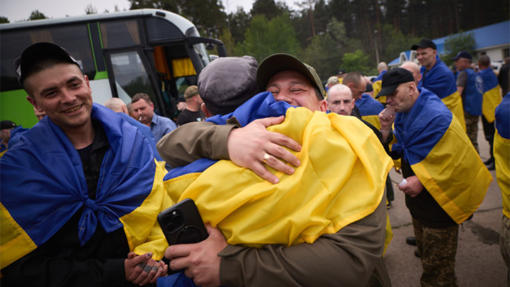    Вернувшиеся на Украину сытые и здоровые украинские пленные, некоторые вообще не хотели возвращаться, чтобы не попасть снова на фронт. Фото: ТГ-канал Zelensky-Official