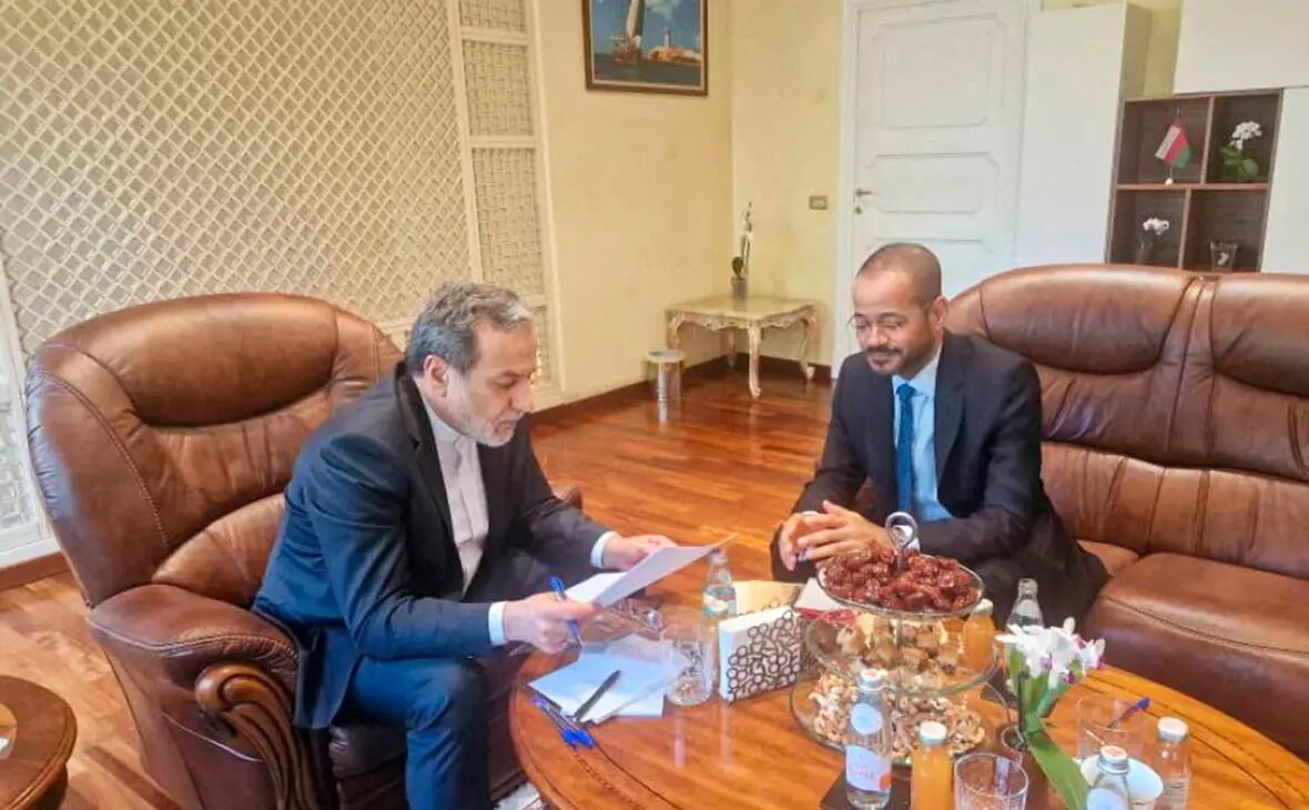    Аббас Аракчи (слева) беседует с Сайидом Бадром Альбусаиди в посольстве Омана в Риме, Италия, во время пятого раунда переговоров между Ираном и США, 23 мая 2025 года Фото: Министерство иностранных дел Ирана Павел Евсеев