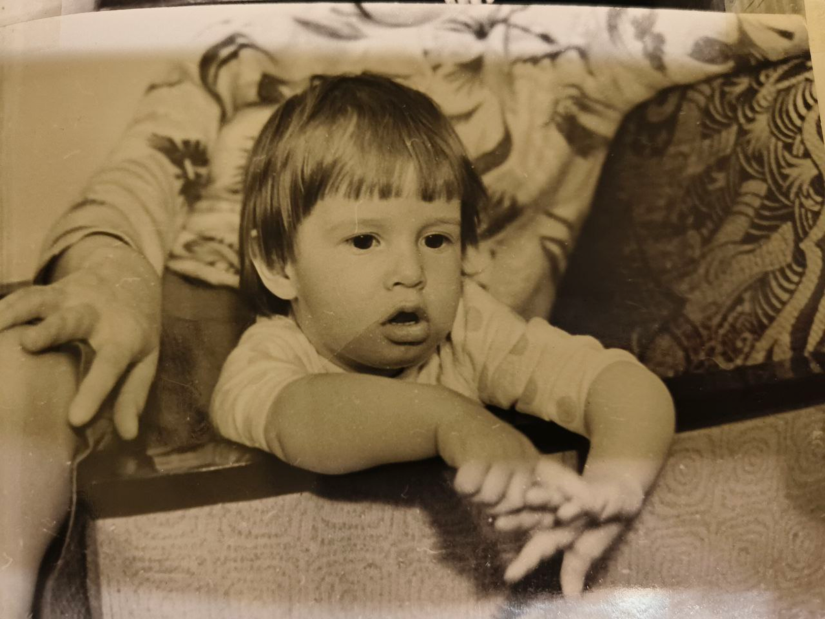 Это я лет 45 назад... Наверное, соображаю, что бы такого мне хотелось с чаем... 