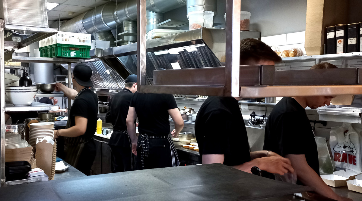 открытая кухня в ресторане «Rave Burger» в Донецке. Фото май 2025 года