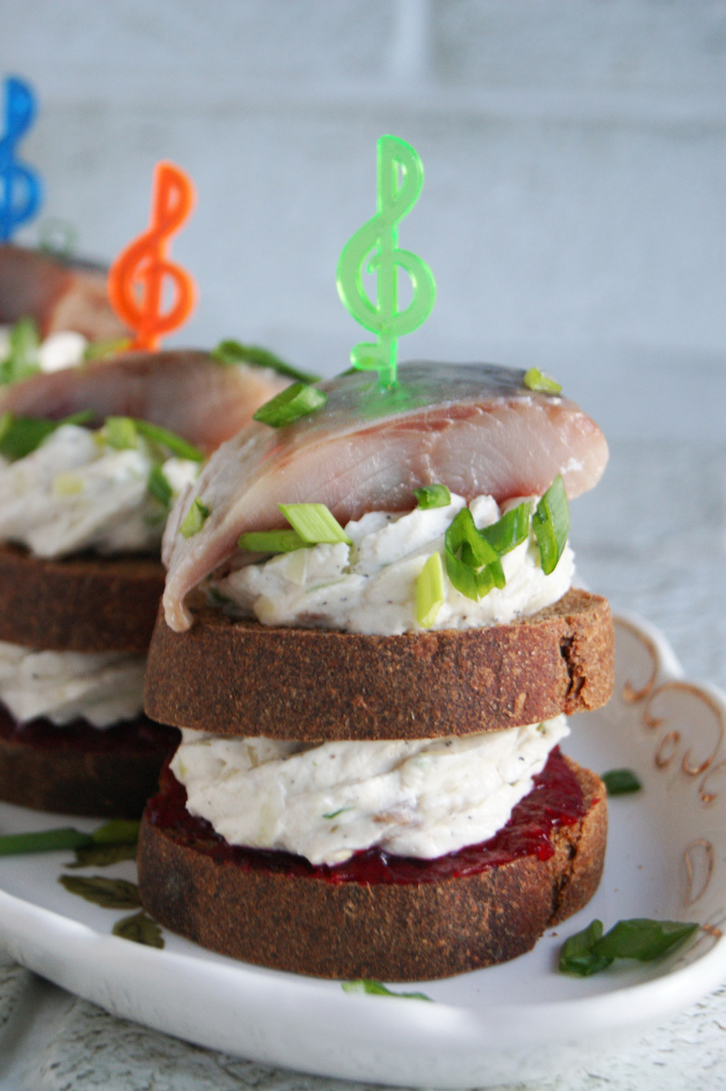 Фото автора. Канапе с сельдью и клюквенным джемом.