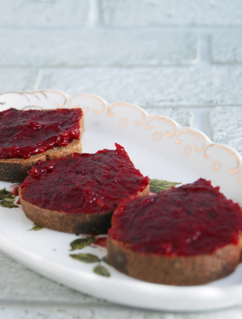 Фото автора. На тосты намазать клюквенный джем.