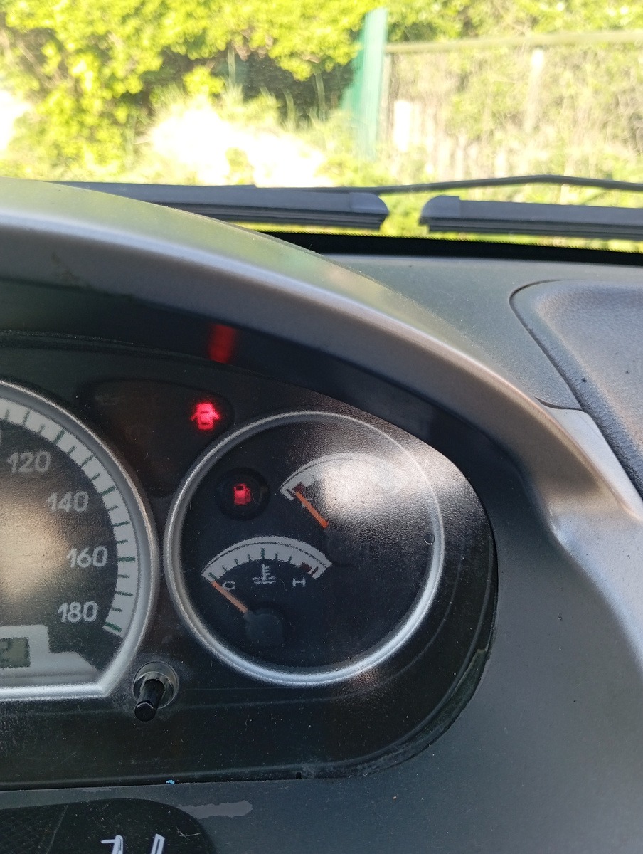 Лампу установил рядом с датчиком топлива. 