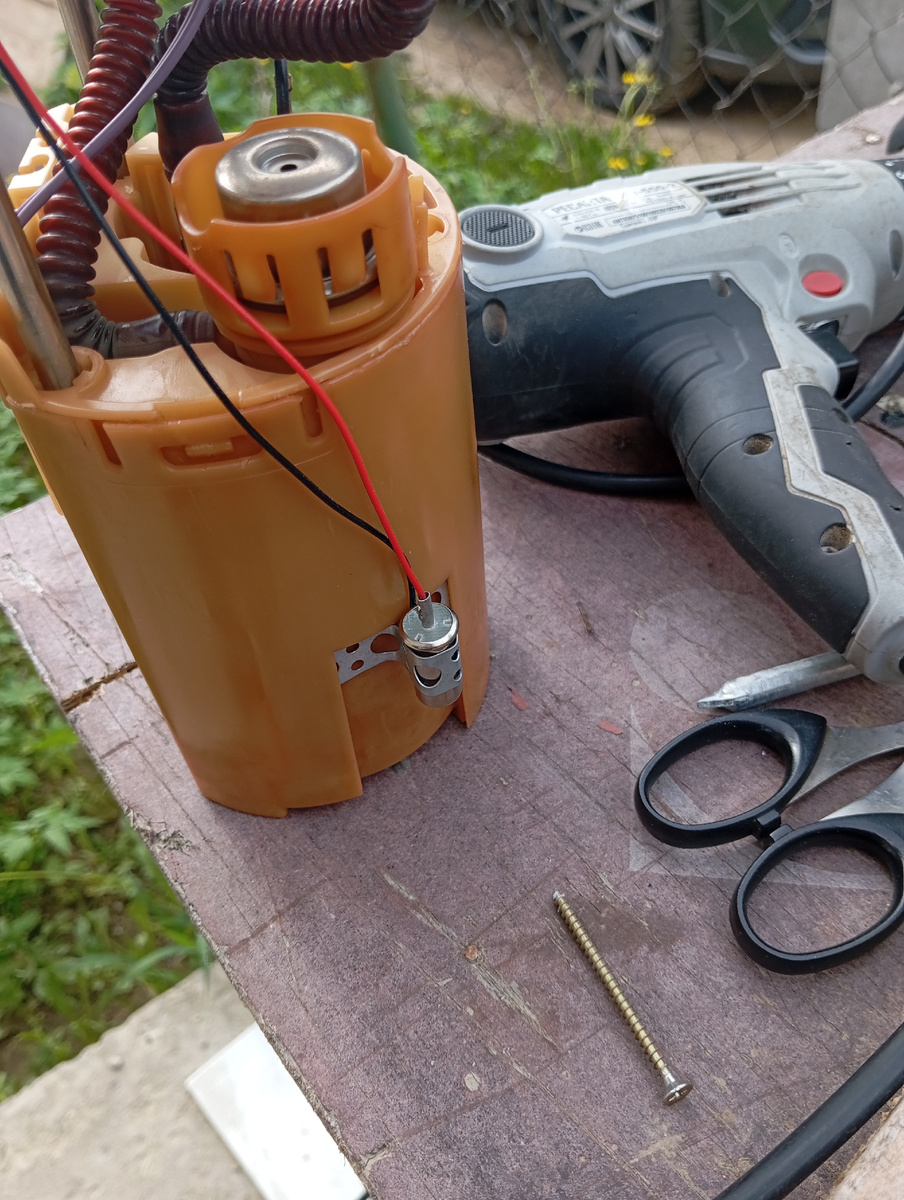 Полосой закрепил к корпусу на родное место. Скорей всего корпус подходит на одну из тойот. 