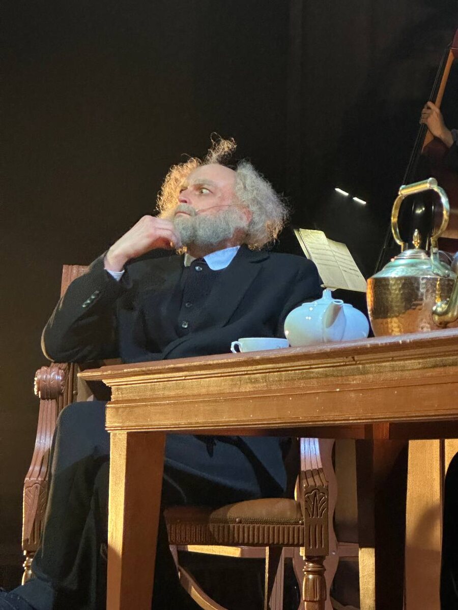 Папа Герман. Спектакль «Превращение» в Театре на Таганке. Фото автора.