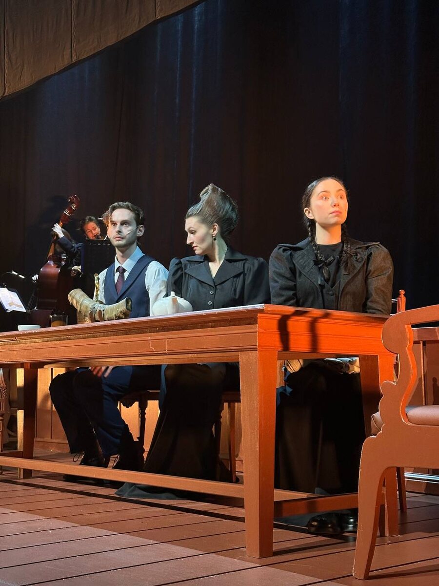 Семья в сборе. Спектакль «Превращение» в Театре на Таганке. Фото автора.