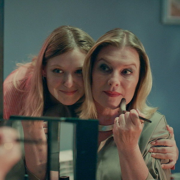     Мелодраму «Отдам маму замуж» с Галиной Даниловой и Полиной Домановой покажет «Россия»