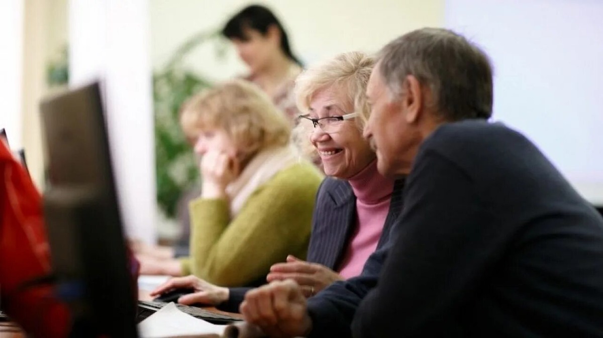 Люди ждут пенсию 