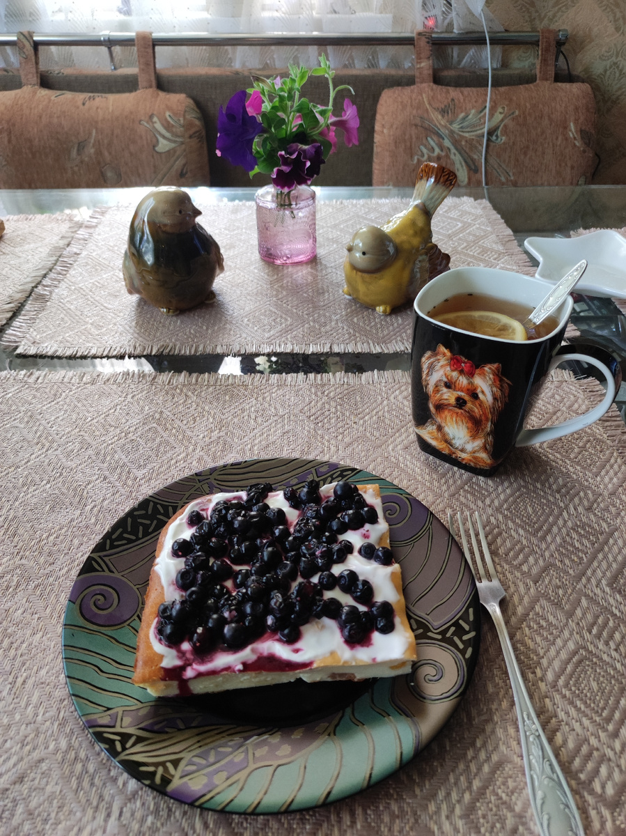 Запеканка со сметаной, черникой. Чай с лимоном