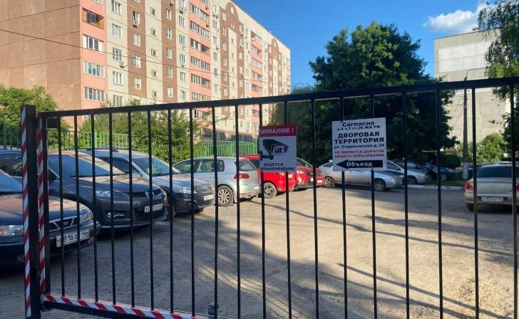    Фото: Курские известия. «Не является дорогой общего пользования» – такую табличку на воротах повесили жильцы 24 д. на ул. Студенческой