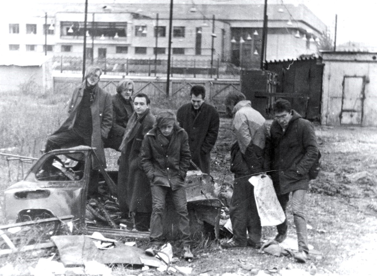 "Инструкция по обороне", 1987. Егор Летов, Александр Ковязин, Роман Неумоев, Кирилл Рыбьяков, Юрий Шаповалов, Вова "Джаггер" Медведев, Артур Струков