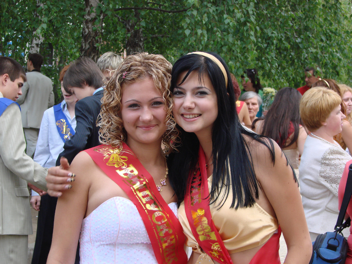 Выпускной 2007 год. На фото крёстная мама моей дочери, а я её. 