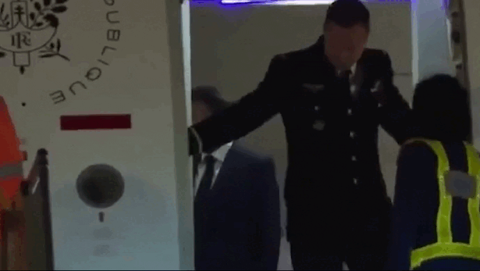    Кадры прибытия Макрона во Вьетнам