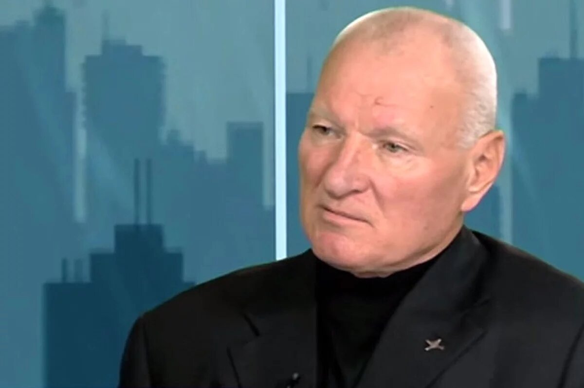    Заслуженный пилот России Юрий Сытник.