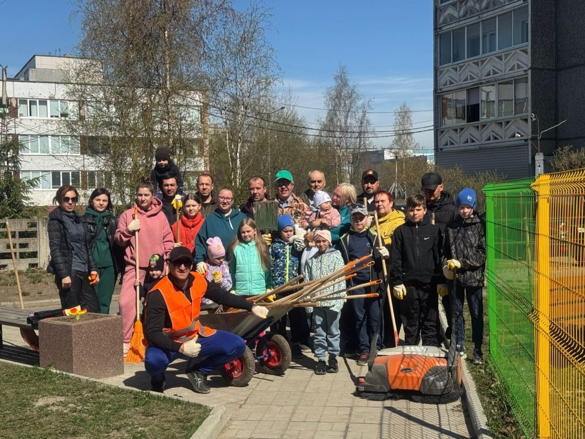    Субботник на территории дома (Лососинское ш., 28). Фото: Павел Зайцев/ ВКонтакте