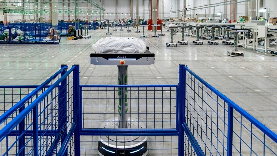    Работа сортировочного центра "СДЭК". Автор фото: Ермохин Сергей/"ДП"