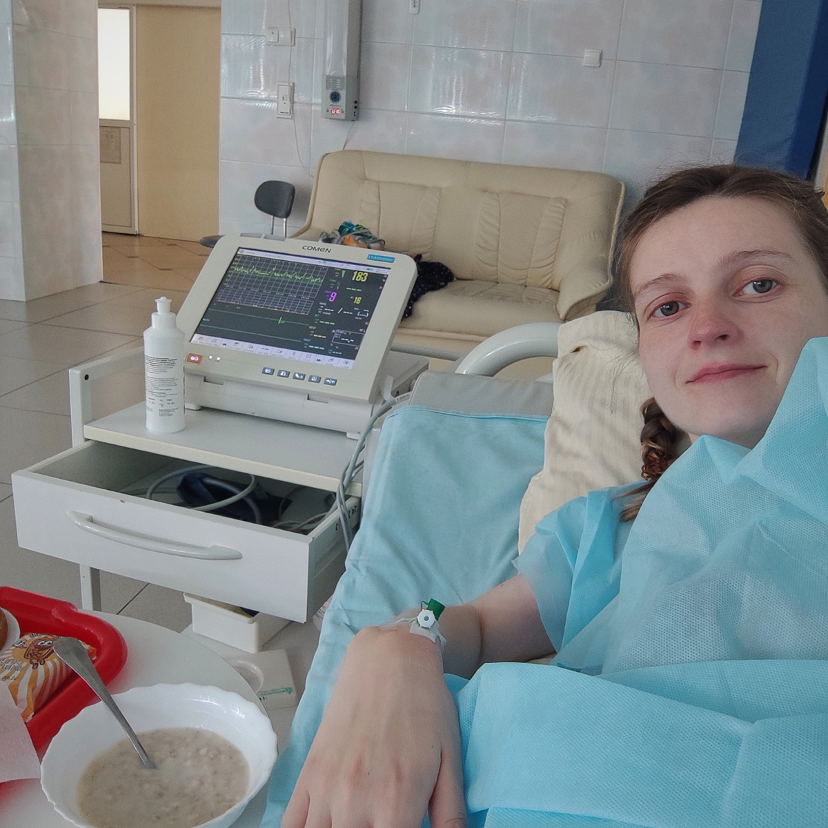 Я в родзале: лежу на КТГ и завтракаю - сделала фото для мужа, чтобы знал, как у меня дела, пока его нет 