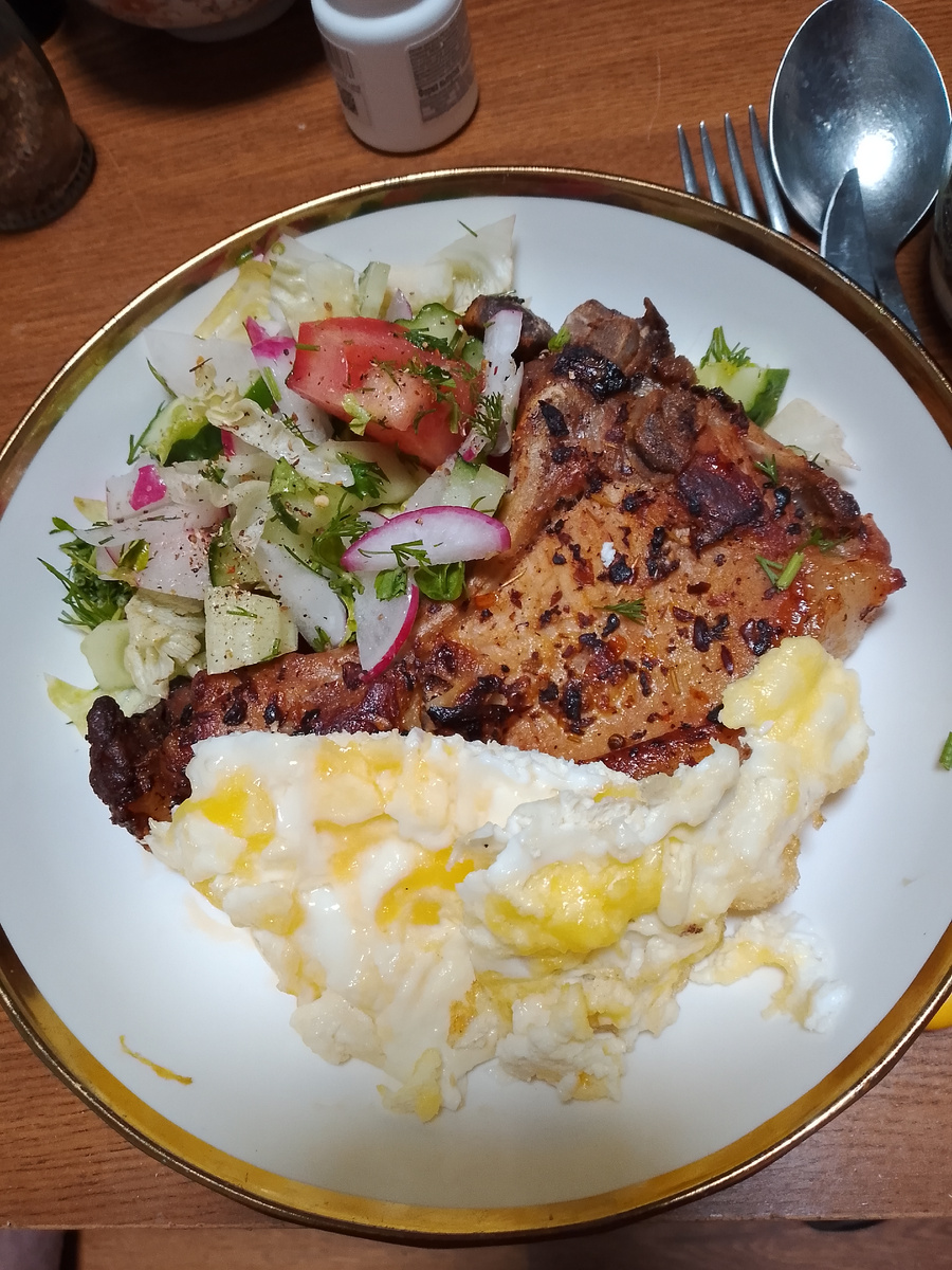 Ужин  вчерашний, мясо запеченое, яичница и салат. На завтрак огурец, яйцо, сыр диетический и один бутер с икрой. На обед салат типа оливье, творог сарафаново. Перекус пирожок с печенью. Вот мое меню на 1711ккал