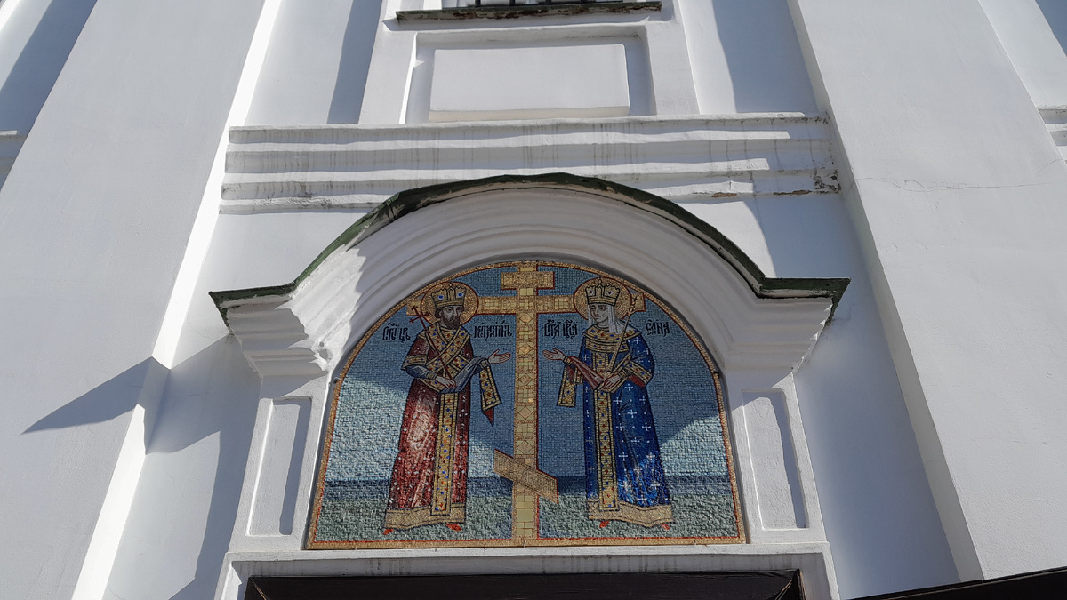 Мозаика. Святые равноапп. Константин и Елена с Животворящим Крестом Господним.