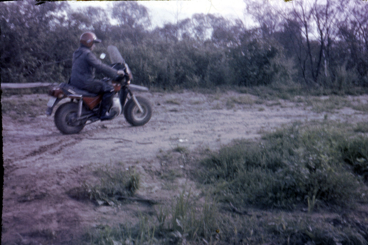 Сохранилось всего два фото. За рулём мой дядя.