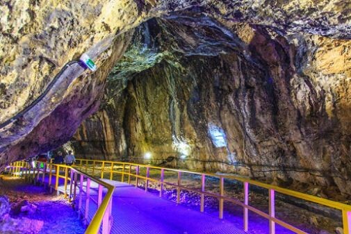 Представь себе мир, в котором облака отражаются в зеркальной земле, города высечены прямо в горных скалах, а закаты окрашивают воду в цвета золота и роз. Это не фантазия художника и не кадры из научной фантастики. Это — наша планета.

Земля скрывает в себе поразительные чудеса, о существовании которых большинство людей даже не догадывается. В этой статье ты откроешь для себя 10 волшебных мест, настолько невероятных, что в них трудно поверить. Но они реальны. И они ждут, чтобы ты их увидел.

Один из этих уголков изменит твоё представление о красоте. Другой — пробудит в тебе мечты. А третий — возможно, станет целью твоего следующего путешествия.