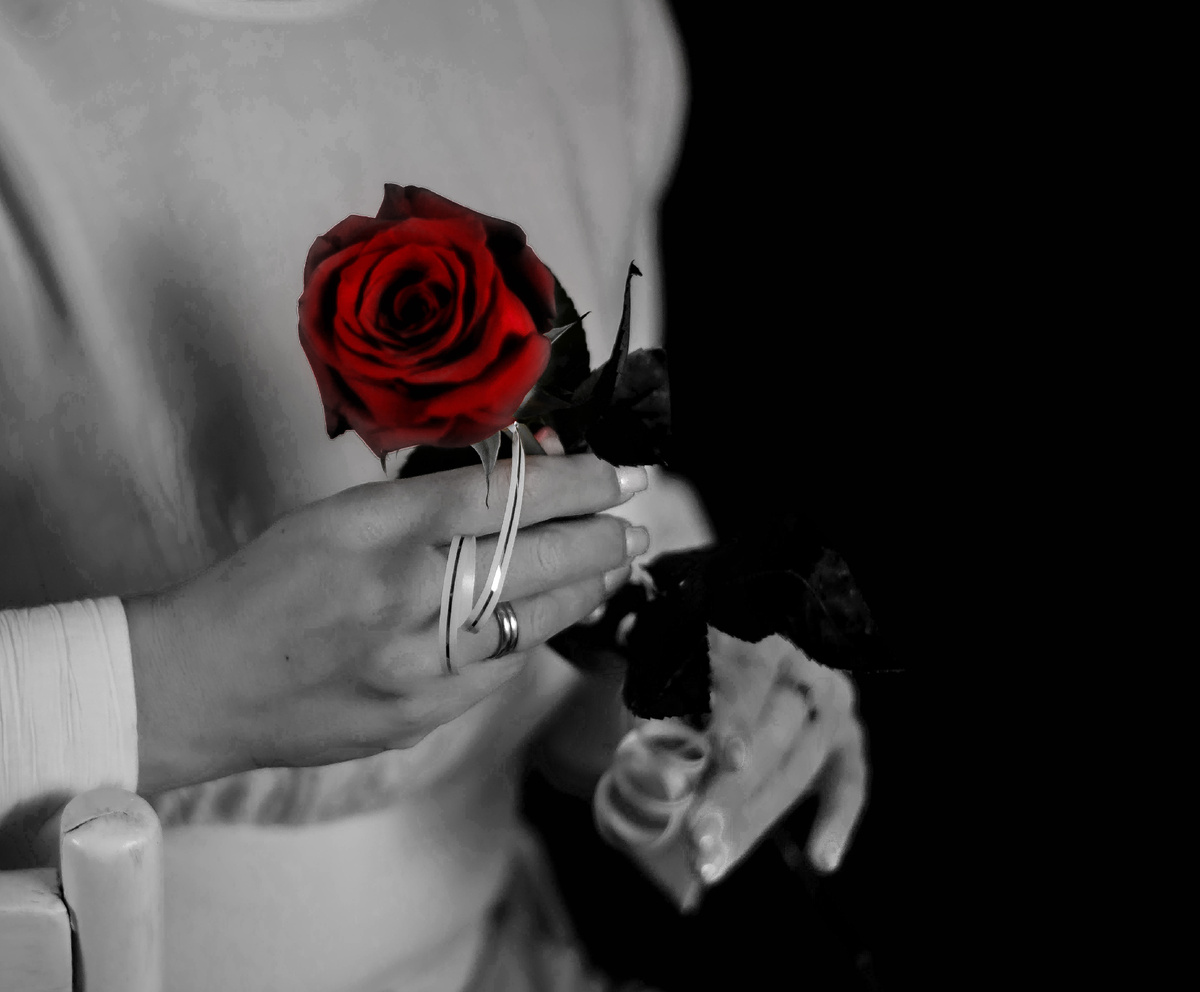 Меня часто спрашивают:
— Как ты всё успеваешь?
— Как тебе хватает сил?
— Ты такая сильная...

А внутри я тихо отвечаю:
Я устала. Я не хочу быть сильной. Я просто хочу быть живой.

Мы с детства знали: плакать — стыдно. Жаловаться — нельзя. Просить — позорно.
Маленькая девочка, которую хвалили за то, что она «не капризничает» и «сама справляется», выросла во взрослую женщину, которая:

— не просит о помощи даже тогда, когда падает с ног
— продолжает работать, когда хочется лечь и плакать
— улыбается, когда внутри всё разваливается

Эта женщина — я.
И, возможно, эта женщина — ты.

Где заканчивается сила и начинается боль?
Мы не выбирали быть сильными.
Мы стали такими, потому что иначе было нельзя.

У кого-то мама всё тянула одна — и не показывала ни одной слезинки.
У кого-то отец говорил: «Нечего ныть, соберись».
Кто-то в 20 лет стал мамой, потому что «надо».
А кто-то в 35 — впервые осознал, что не помнит, когда в последний раз дышал полной грудью.

История, в которой узнают себя тысячи
Когда мне было 35, умерла мама.
Снаружи — я держалась. Улыбалась. Продолжала работать.
А внутри — всё рухнуло.

Я почувствовала, что мне нельзя больше быть слабой, потому что теперь — я и есть главная. Для своих детей. Для своей жизни.

И знаешь, это не про героизм. Это про страх.
Страх признать, что мне самой плохо.
Страх упасть — и не подняться.
Страх, что если я перестану быть сильной, от меня отвернутся.

Что делать, когда устала быть сильной?
💬 Признаться себе.
Впервые за много лет сказать: я устала.

🌱 Найти место, где можно выдохнуть.
Это может быть подкаст, терапия, безопасный круг.
Я записала свой подкаст как раз для этого — чтобы ты могла услышать, что ты не одна.

🤍 И разрешить себе быть… неидеальной. Настоящей. Живой.

Ты не должна спасать весь мир. Ты имеешь право жить.
Иногда самой большой силой становится умение просить помощи.
Иногда первый шаг к новой жизни — это просто лечь, плакать и не стыдиться этого.
Иногда — всё, что нужно, это услышать: тебе можно быть слабой.