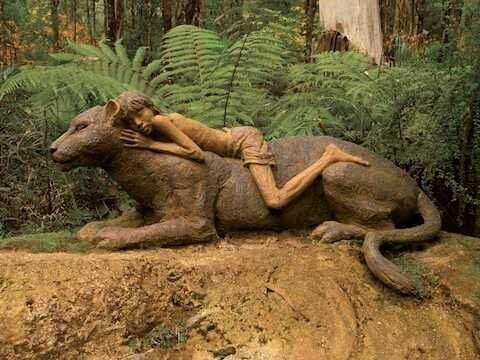 Мы узнаем Маугли верхом на Багире.