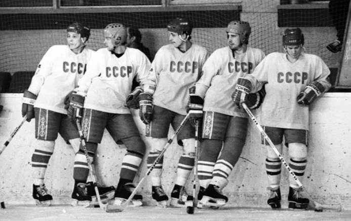 Фото с яндекс.картинки (игроки разных звеньев на тренировке сборной: И.Кравчук, А.Семенов, В.Каменский, А.Касатонов и В.Быков)