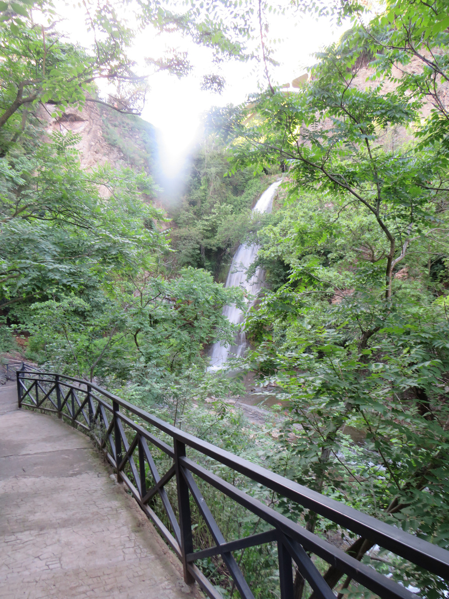 Самый крупный водопад в ботаническом саду Тбилиси