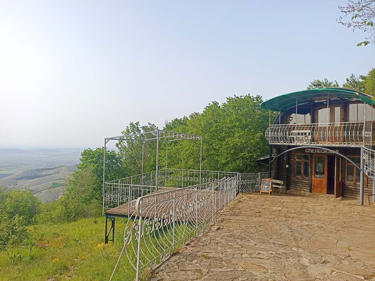 Спелеокафе у входа в Эмине-Баир-Хосар (второе название — Мамонтовая)