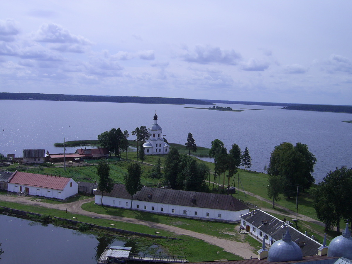 Вид на озеро Селигер с колокольни Нило-Столбенской пустыни. Фото автора