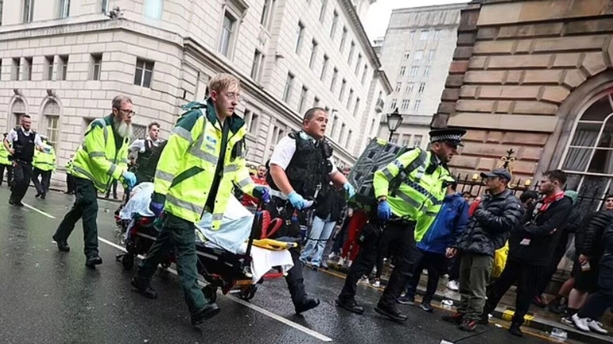 Некоторых пострадавших пришлось выносить с места ЧП на носилках. Фото: Getty Images/Daily Mail