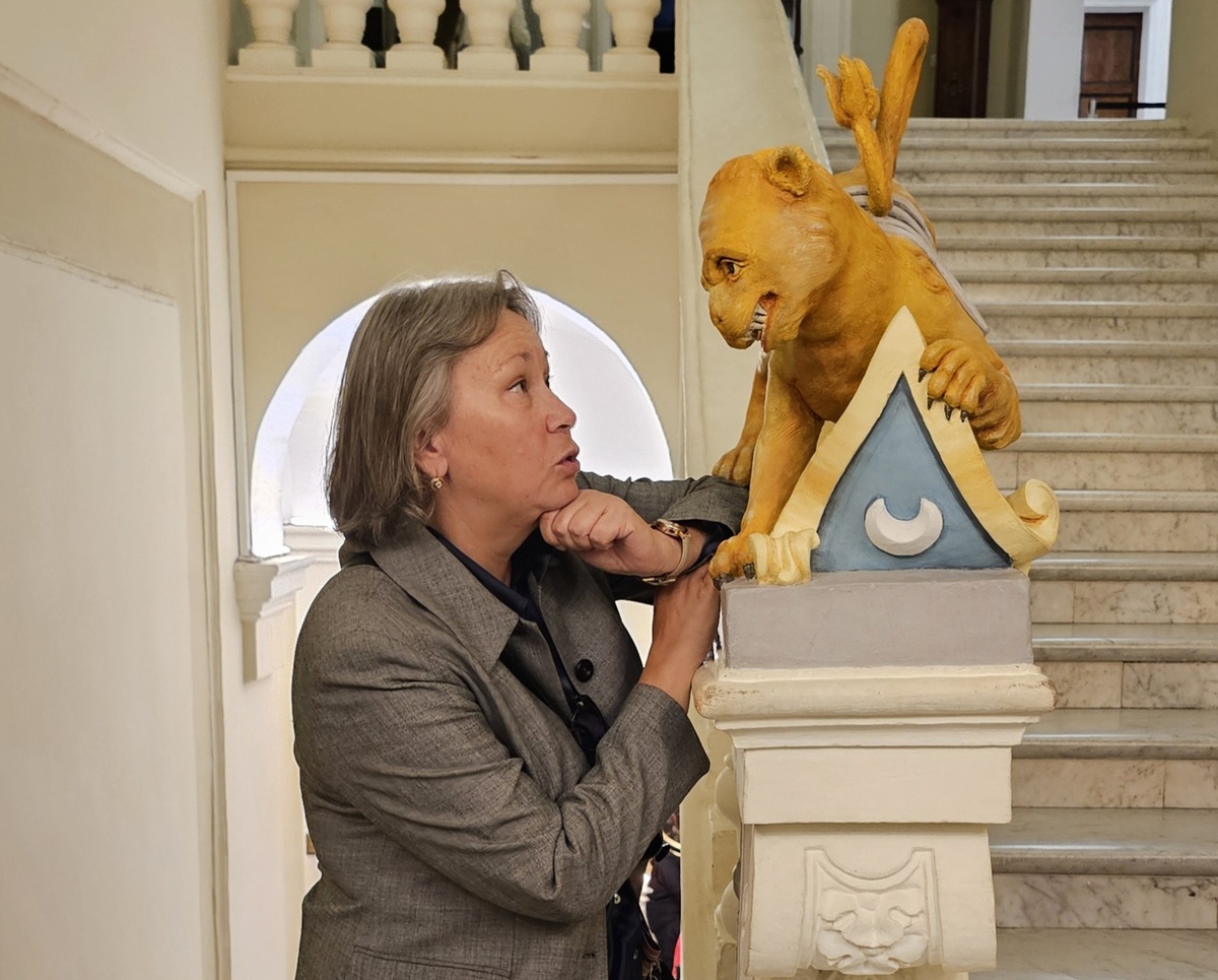 Кисонька, я понимаю, что тебе вот-вот  стукнет 300 лет, но, может, поговорим?