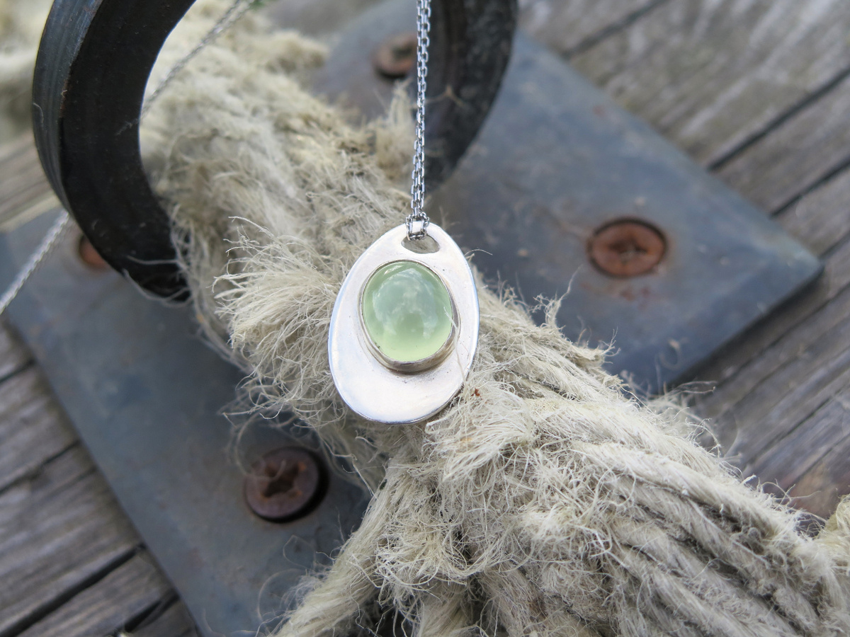 2. Серебро+пренит. Форму оставила ту, какая получилась при раскатывании капли. Камень поставила так, как случайно встал при примерке.