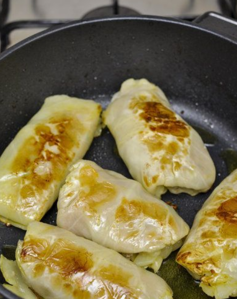 Хочешь вкус голубцов, но не хочешь возиться с капустой и заворачиванием? Этот рецепт — идеальное решение. Всё в одной сковороде, минимум действий, максимум удовольствия!