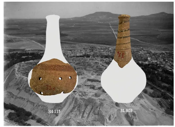 Примеры ручек и корпусов из коллекции погремушек из Хамы, наложенные на контур целой погремушки из Аль-Залакията. На заднем плане изображение кургана Хамы, 1936 год.