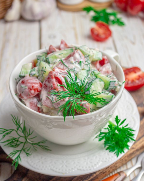 Этот салат — настоящая палочка-выручалочка. Готовится за считанные минуты, но получается сочным, хрустящим и удивительно вкусным. Всё, что нужно — 4 доступных ингредиента и хорошее настроение.