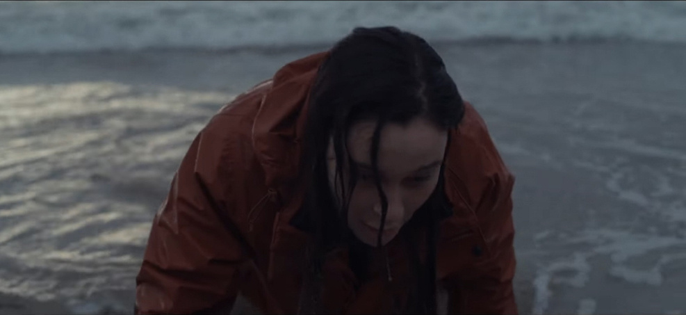 Главная героиня ползёт на берег