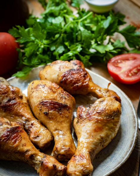 Когда времени в обрез, а хочется горячего и вкусного — этот рецепт курицы на сковороде спасёт ситуацию. Минимум ингредиентов, никаких маринадов — и результат удивляет! Мясо получается мягким, ароматным и очень сочным.