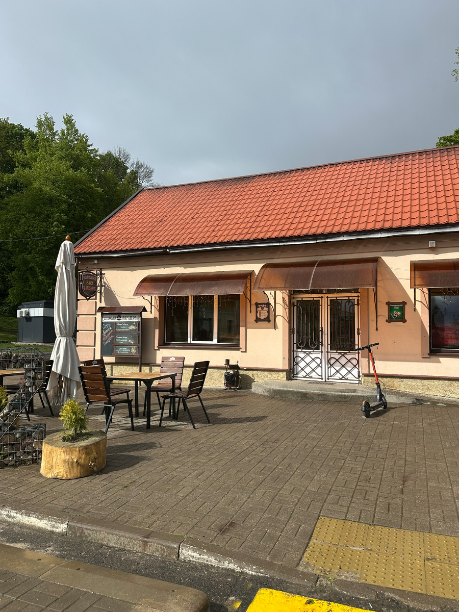 Ресторан снаружи. Есть уличные столики.