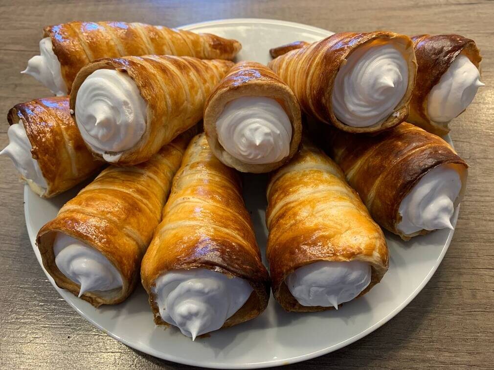 Готовые пирожные на тарелке