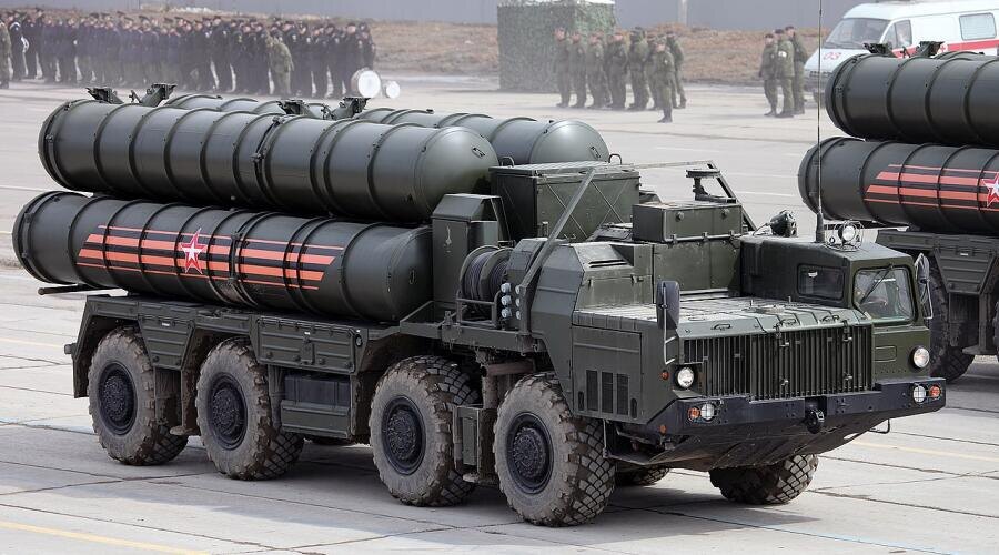    С-400 «Триумф» — российский зенитный ракетный комплекс (ЗРК), зенитная ракетная система большой и средней дальности. Фото: VitalyKuzmin  по лицензии CC BY-SA 4.0 