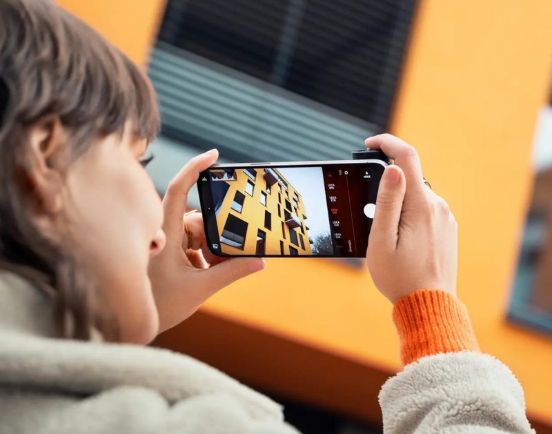 Разбираемся в самом модном аксессуаре для iPhone 2025 года — дефицит, очереди на месяцы вперед и почти полная бессмысленность в повседневной жизни.