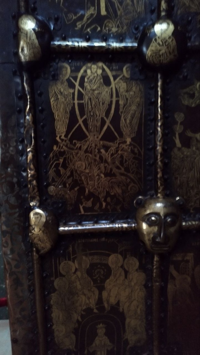 Древние двери в Александрове. Находятся в главном соборе Слободы, местного Кремля. 