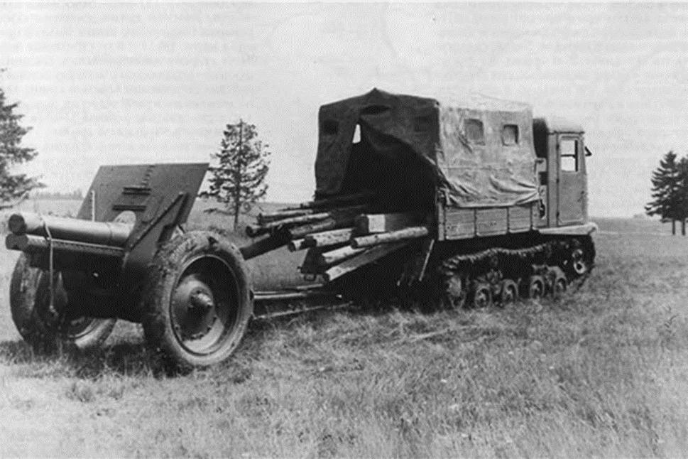 СТЗ-5 транспортирует полковое оружие. Эти тракторы-тягачи выпускались вплоть до захвата немцами территории Сталинградского тракторного завода осенью 1942 года. Из открытых источников.