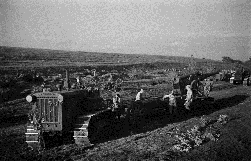 Трактор С-65 на марше с тяжелой гаубицей. Из открытых источников