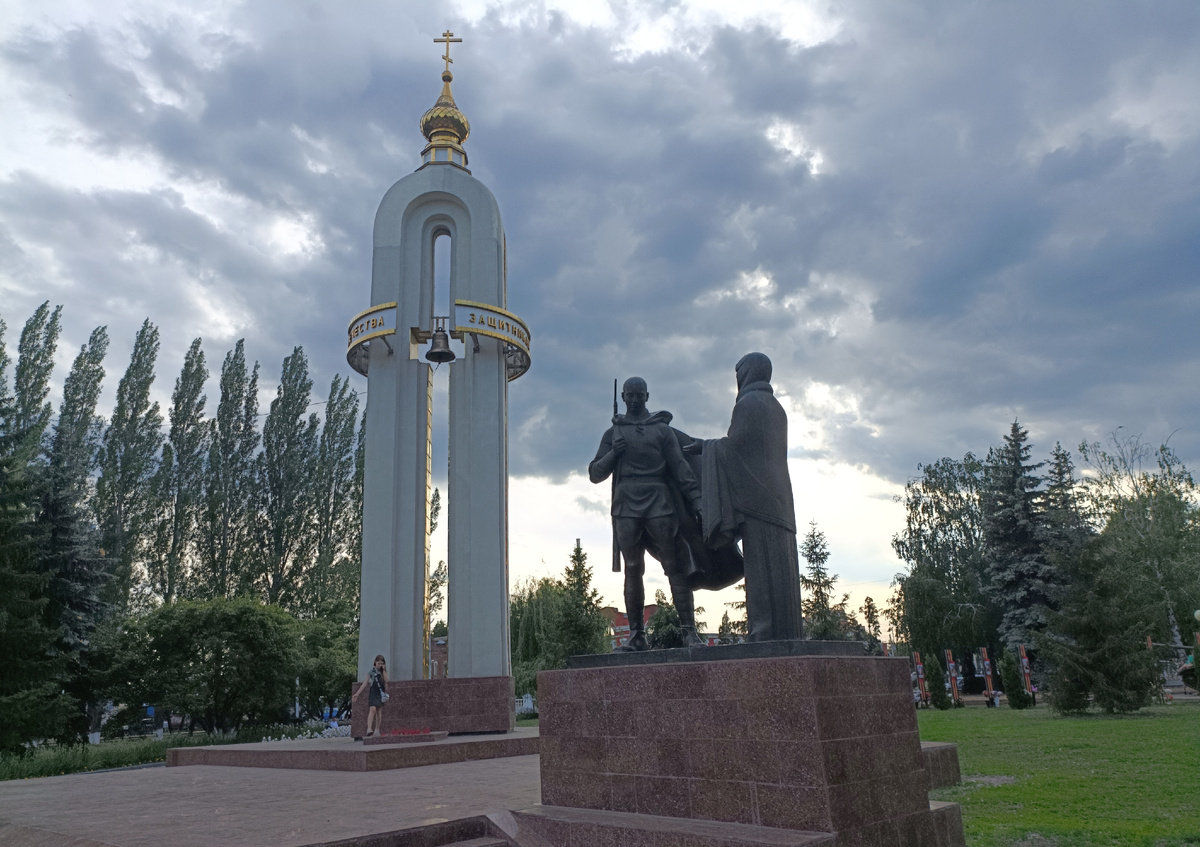 Стелла-часовня и скульптурная композиция — матери и сына, уходящего на фронт