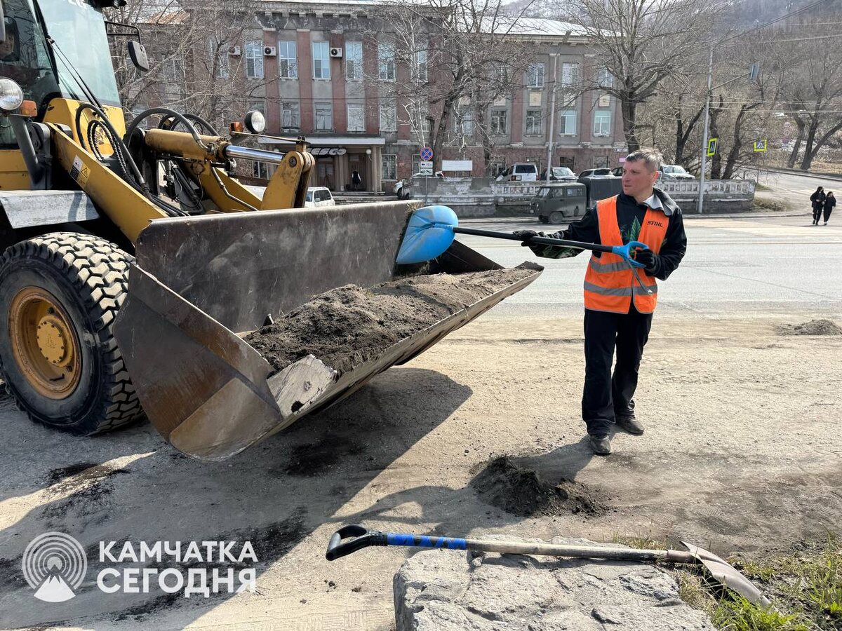 Фото: Уборка песка на улицах Петропавловска-Камчатского / ИА «Камчатка»