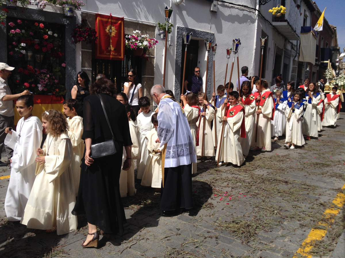 Во время праздника все улицы засыпаны этим ароматным растением