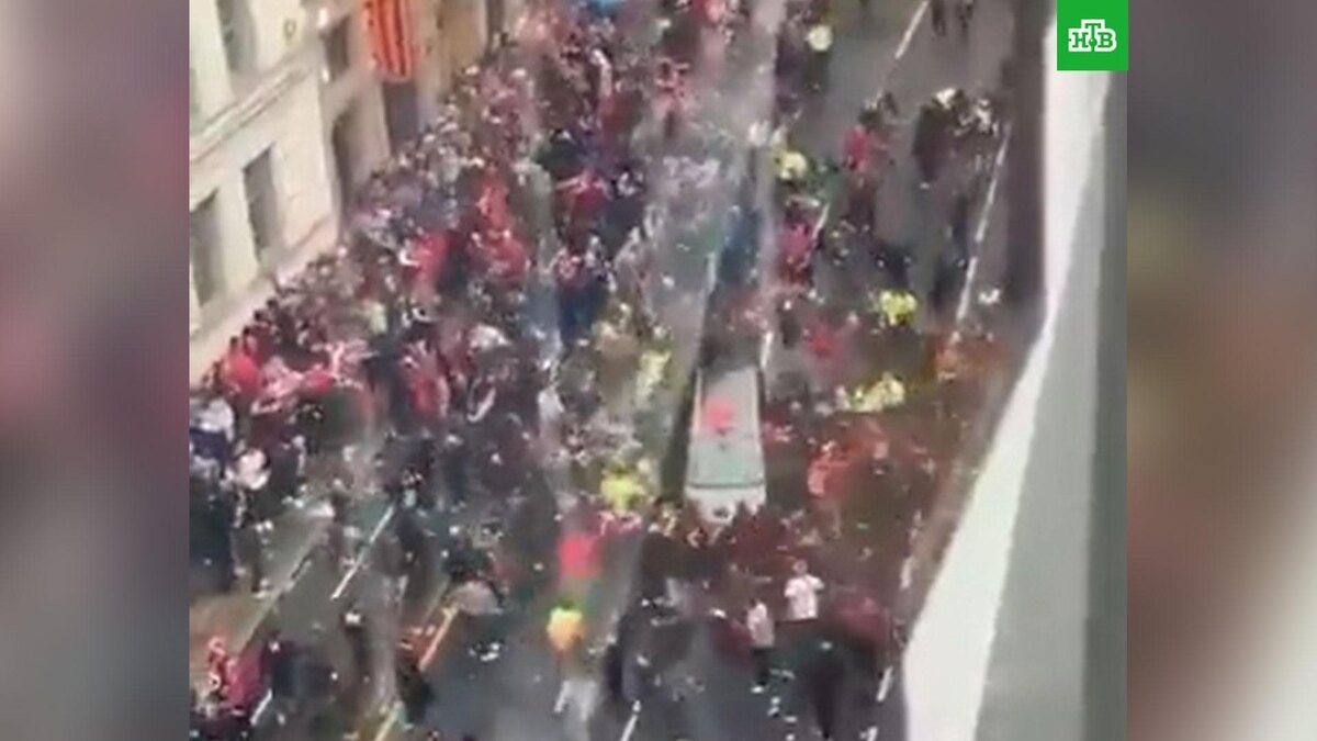    Автомобиль протаранил толпу футбольных фанатов в Ливерпуле